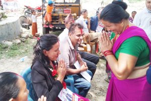 घरदैलोसँगै मतदाताको समस्या बुझ्दै जोशी र एमालेका उम्मेदवार