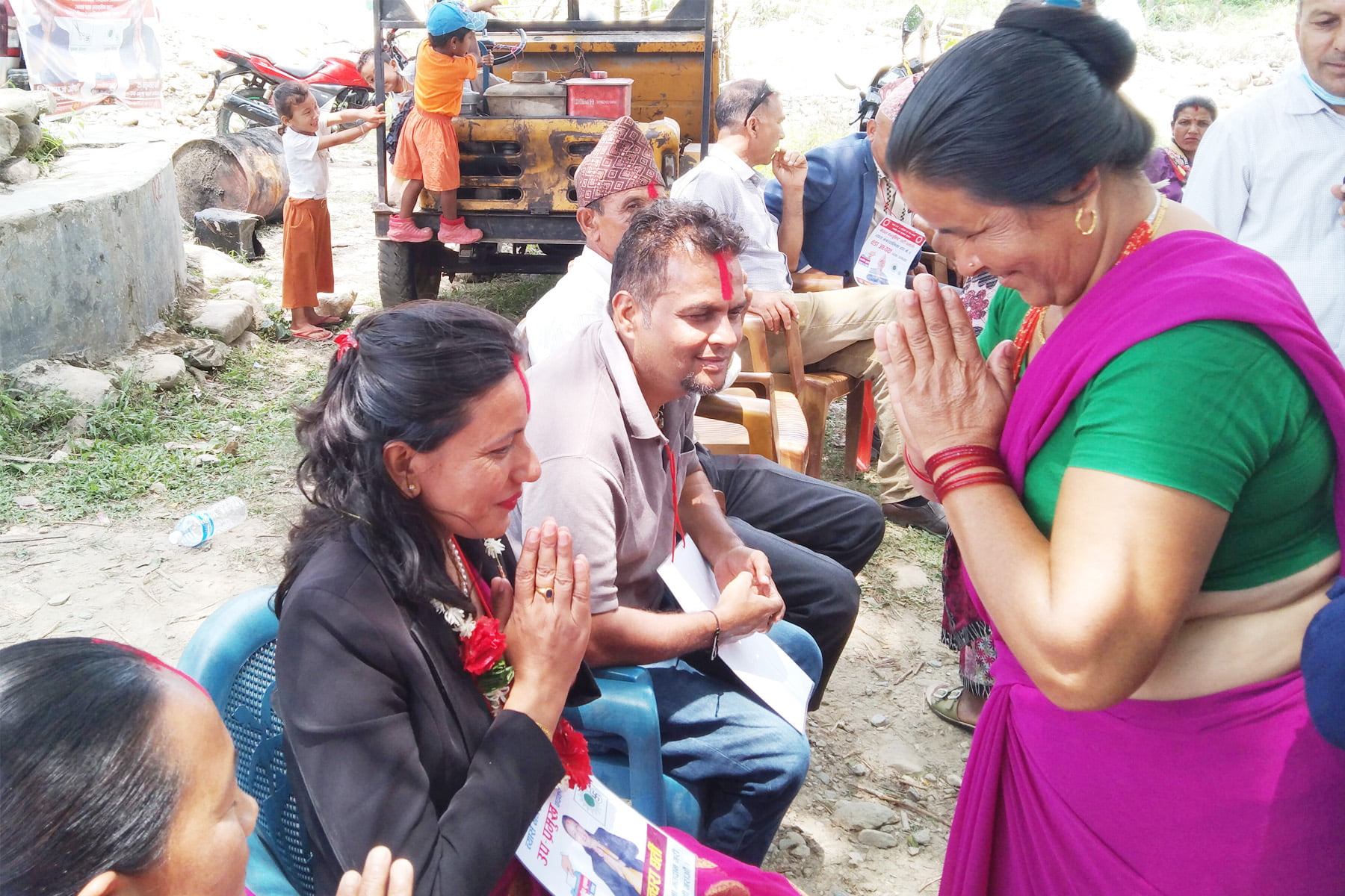 घरदैलोसँगै मतदाताको समस्या बुझ्दै जोशी र एमालेका उम्मेदवार