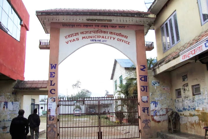 व्यास नगरपालिकाले घाइते भएकी युविना र विप्लब परियारलाई सहयोग