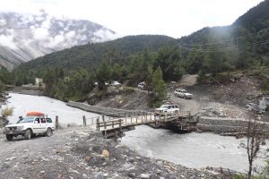 हिमाली जिल्ला मनाङको मनाङ ङिस्याङ गाउँपालिका–१ अप्पर पिसाङ हुँदै घ्यारु जाने क्रममा मर्स्याङ्दी नदी तर्न बनाइएको काठेपुल पार गर्दै सवारीसाधन । अस्थायी काठेपुलको भरमा दैनिक दर्जनौं सवारीसाधन आवतजावत गर्ने गर्दछन् । तस्बिर ः नवीन लामिछाने/रासस